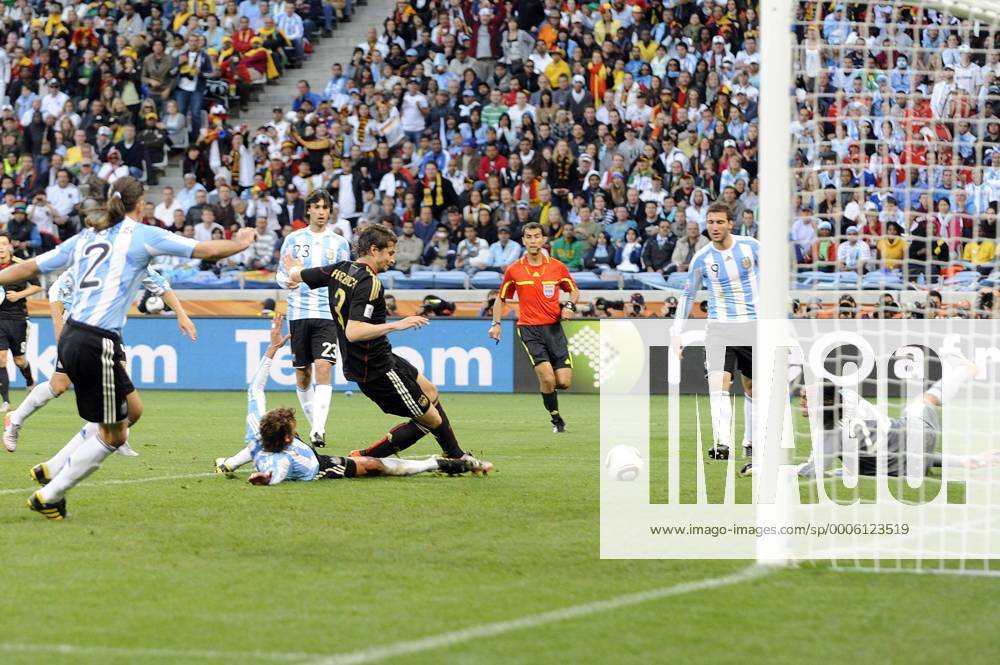 Arne FRIEDRICH (GER, Mitte) schiesst das Tor zum 3-0. - Argentinien (ARG) - Deutschland (GER) - Viertelfinale