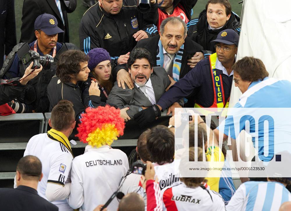 Nationaltrainer Diego Armando Maradona (Argentinien, Mitte) im Disput mit deutschen Fans, li. seine Tochter Dalma und Schwiegersohn Fernando Molina o0 Trainer Spannung Wut Streit Diskussion GER fotografieren Familie privat PR Berater