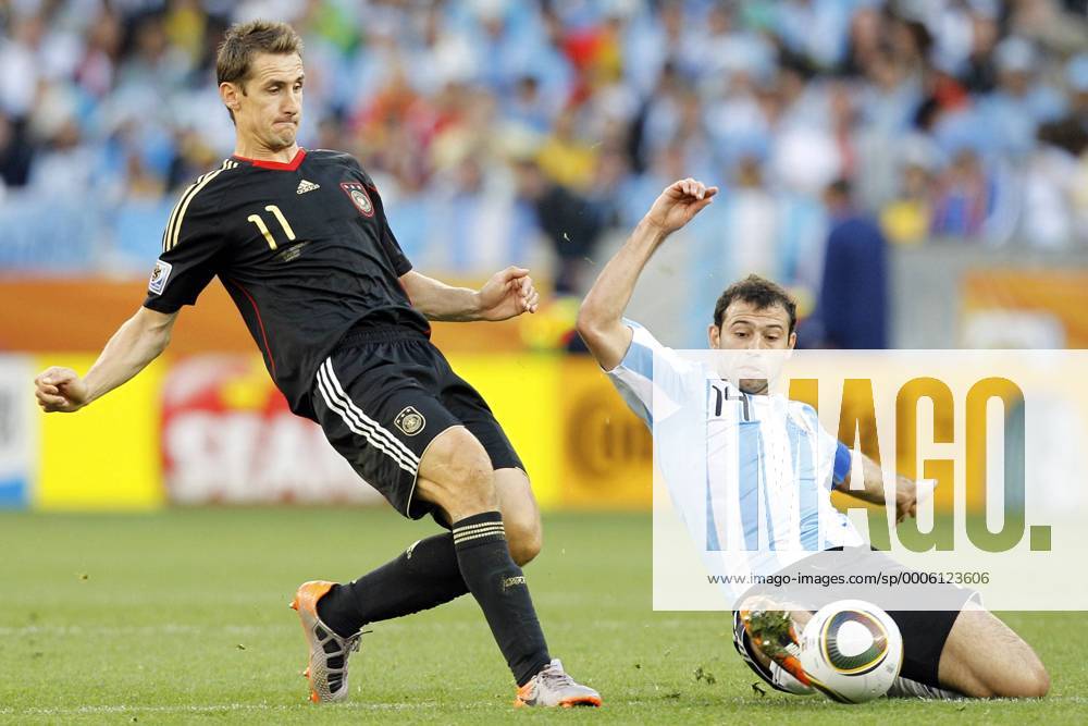 VIERTELFINALE, ARGENTINIEN - DEUTSCHLAND 0-4 Javier Mascherano (re., ARG) kommt gegen Miroslav Klose zu spät -