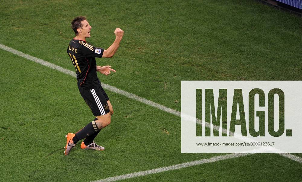 FUSSBALL WM 2010 VIERTELFINALE 02.07.2010 ARGENTINIEN - DEUTSCHLAND Miroslav KLOSE (Deutschland) bejubelt sein 0:4