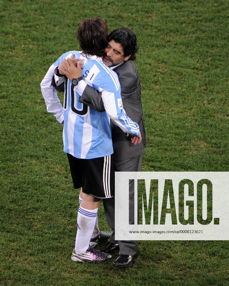 FUSSBALL WM 2010 VIERTELFINALE 02.07.2010 ARGENTINIEN - DEUTSCHLAND Lionel MESSI (li) und Trainer Diego Armando MARADONA (re, beide Argentinien) sind nach dem Abpfiff enttaeuscht