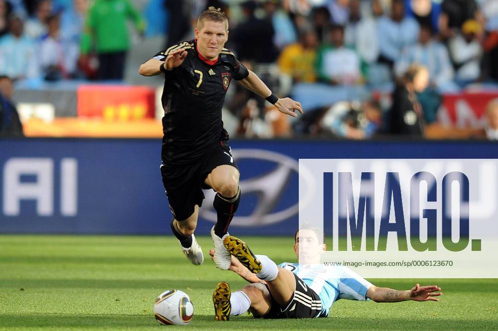 Bastian SCHWEINSTEIGER (GER, L) gegen Angel DI MARIA (ARG) . Argentinien (ARG)-Deutschland (GER). Viertelfinale