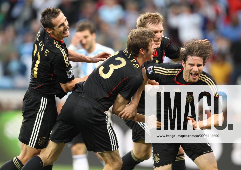Fussball, FIFA World Cup 2010, FIFA Weltmeisterschaften 2010,Viertelfinale , Argentinien vs. Deutschland 03.07.2010, Kapstadt - L-R - Miroslav Klose, Thomas Müller, Per Mertesacker, Arne Friedrich (alle GER)