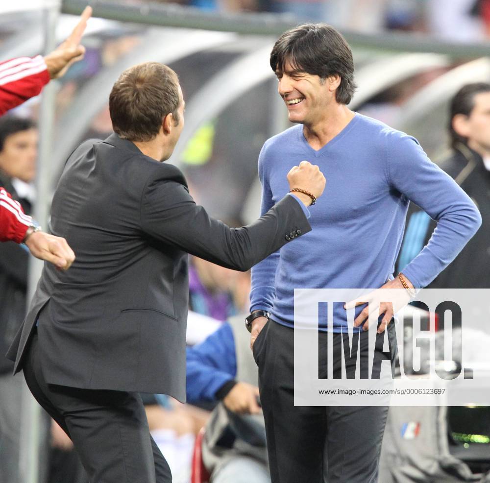 Fussball, FIFA World Cup 2010, FIFA Weltmeisterschaften 2010,Viertelfinale , Argentinien vs. Deutschland 03.07.2010, Kapstadt - Co Trainer Hans Dieter Flick (L) und Bundestrainer Joachim Löw (beide GER) einfach nur bei bester Laune o00 blauer Strenesse Pullover