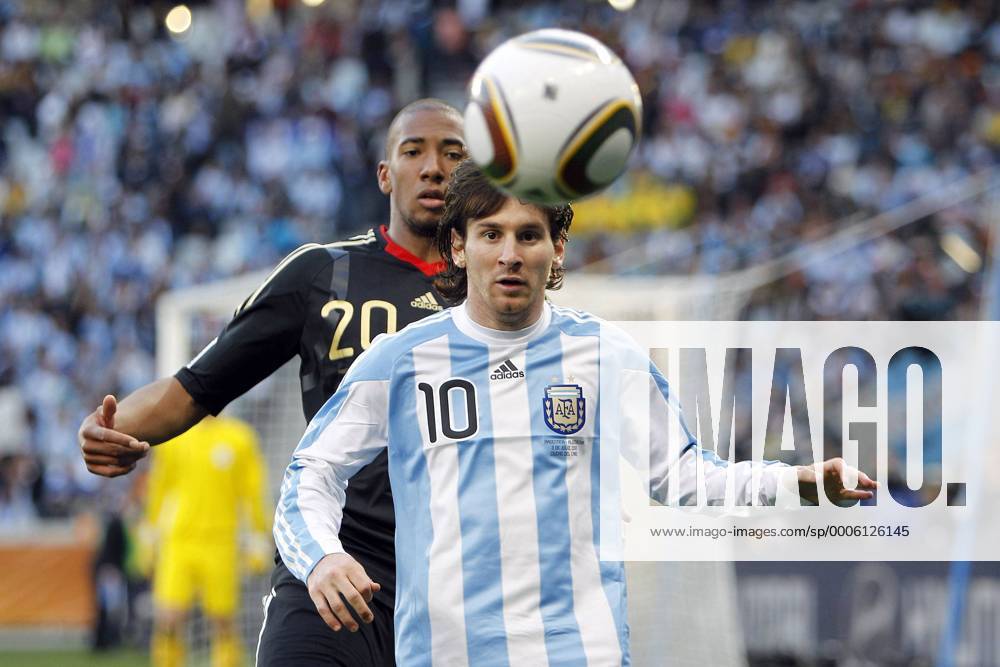 Fussball Weltmeisterschaft 2010, VIERTELFINALE, ARGENTINIEN - DEUTSCHLAND 0:4, Lionel Messi (ARG, vorne) gegen Jerome Boateng (GER) -