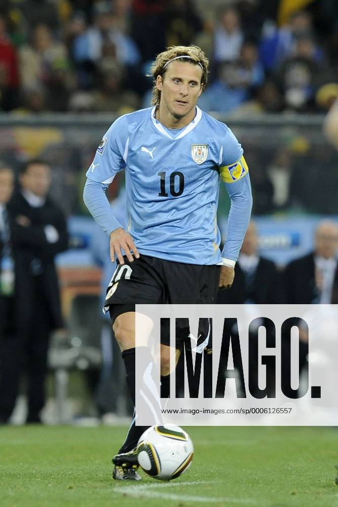 Uruguay (blau) vs. Ghana (rot) in Johannesburg Diego Forlan