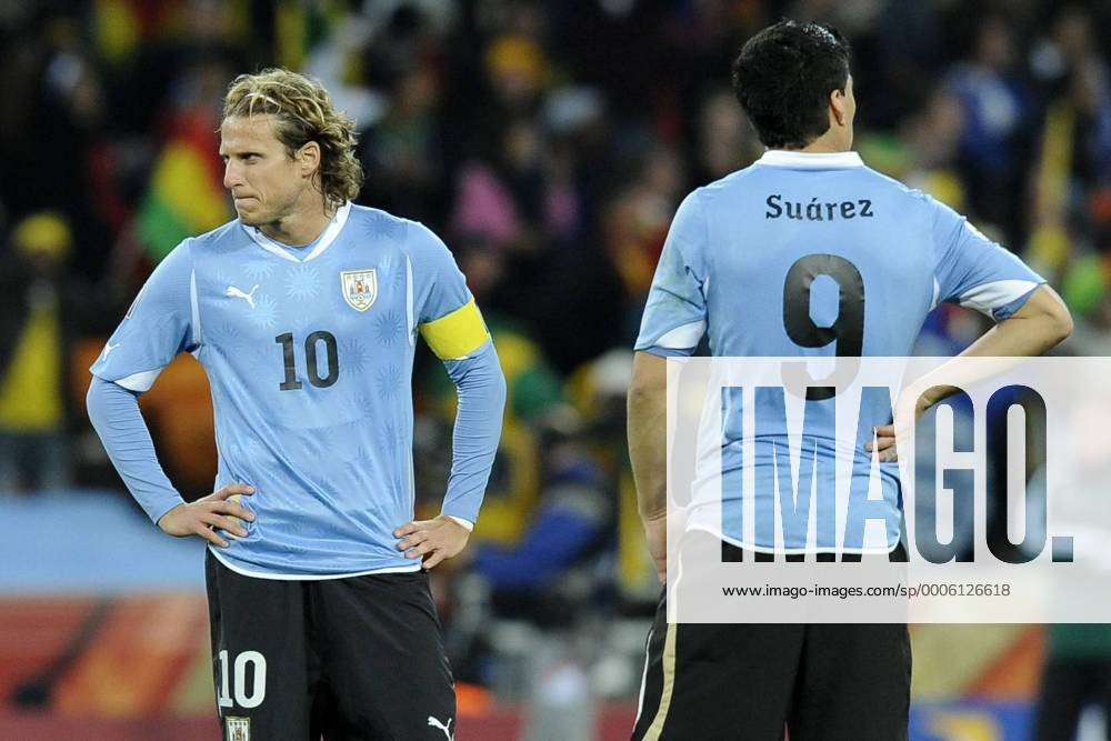 Uruguay (blau) vs. Ghana (rot) in Johannesburg Diego Forlan(L), Luis Suarez o0 Enttäuschung