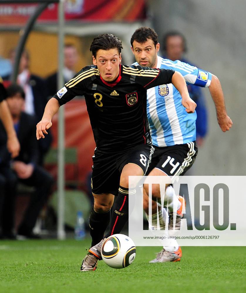 Viertelfinale, Argentinien - Deutschland im Green-Point-Stadion Kapstadt, Mesut Özil (li, Deutschland) gegen Javier Mascherano (Argentinien) -