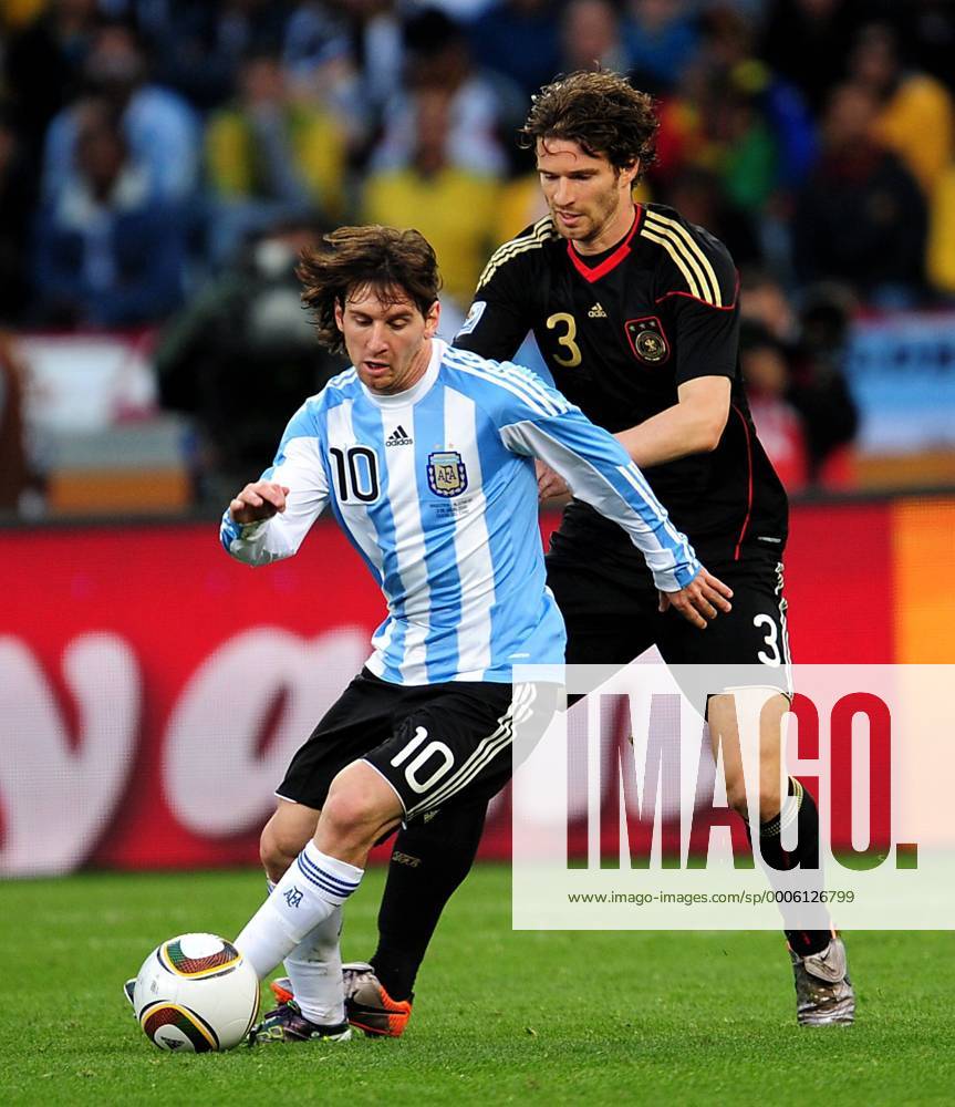 Viertelfinale, Argentinien - Deutschland im Green-Point-Stadion Kapstadt, v.li: Lionel Messi (Argentinien) gegen Arne Friedrich (Deutschland) -