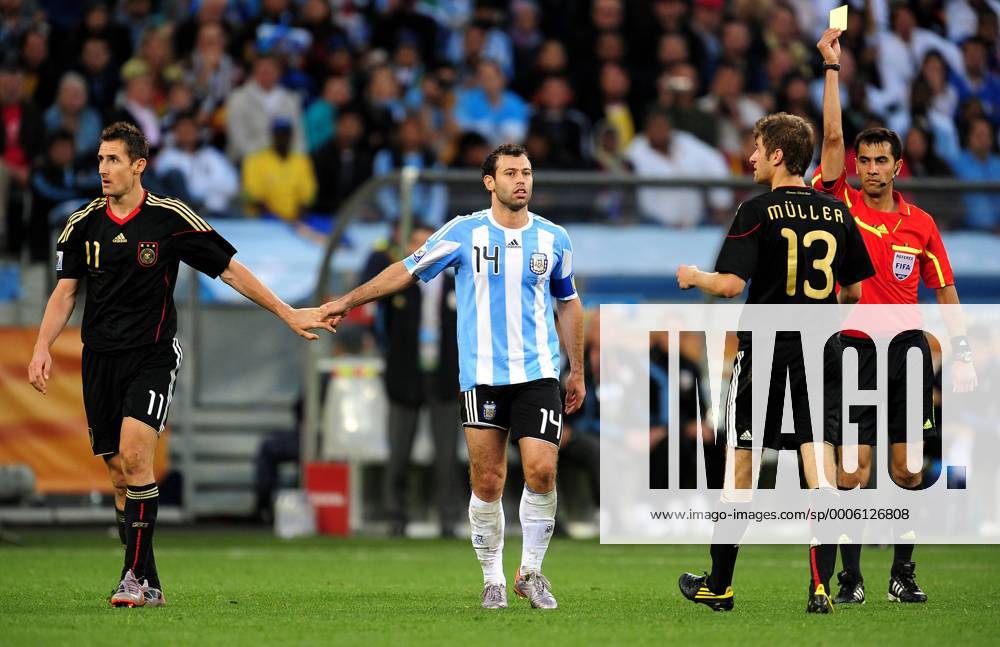 Viertelfinale, Argentinien - Deutschland im Green-Point-Stadion Kapstadt, Thomas Müller (2.v.re, Deutschland) sieht die gelbe Karte - Er ist aufgrund seiner zweiten gelben Karte für das Halbfinale gesperrt- Schiedsrichter Ravshan Irmatov (re, Usbekistan), li: Miroslav Klose (Deutschland) und Javier Mascherano (Argentinien) - Sperre Gelbsperre gesperrt