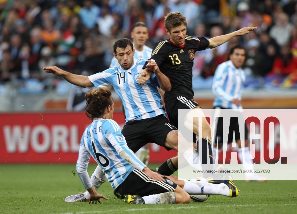 Fussball, FIFA World Cup 2010, FIFA Weltmeisterschaften 2010,Viertelfinale , Argentinien vs. Deutschland 03.07.2010, Kapstadt - Gabriel Heinze (L) und Javier Mascherano (beide ARG) gegen Thomas Müller (GER)