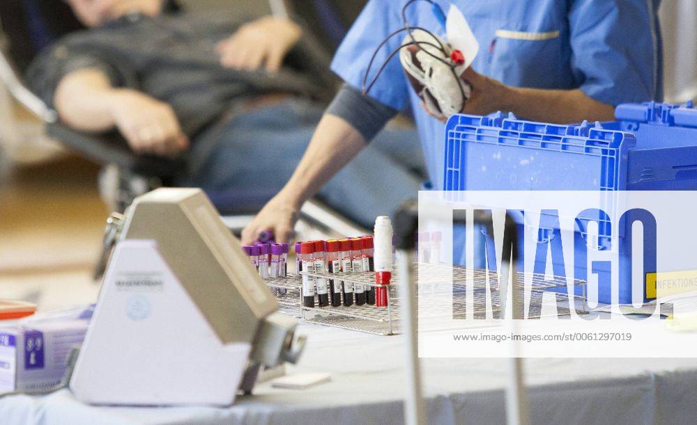 AUT, 2014-03-24; REPORTAGE FEATURE BLUTSPENDEN GESUNDHEIT MEDIZIN: FEATURES BLUTSPENDEDIENST TIROL - MENSCHEN SPENDEN BLUT IN DER VOLKSSCHULE THIERSEE (rights managed);