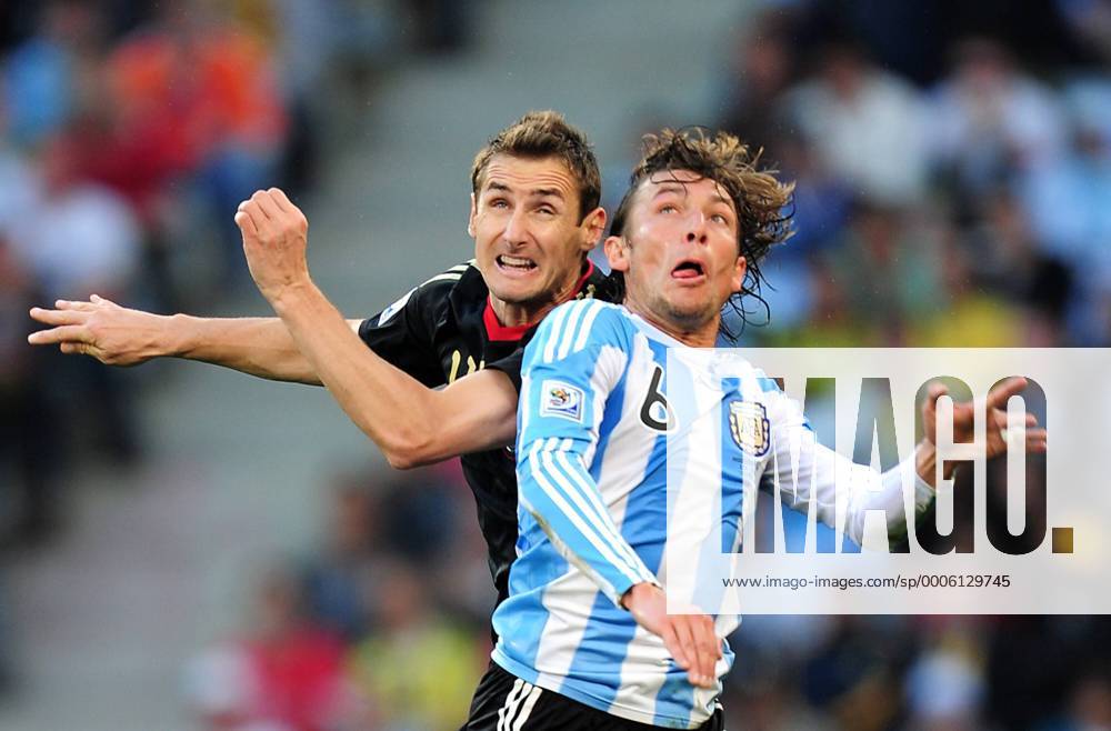 Viertelfinale, Argentinien - Deutschland im Green-Point-Stadion Kapstadt, Miroslav Klose (Deutschland, L) gegen Gabriel Heinze (Argentinien) . -