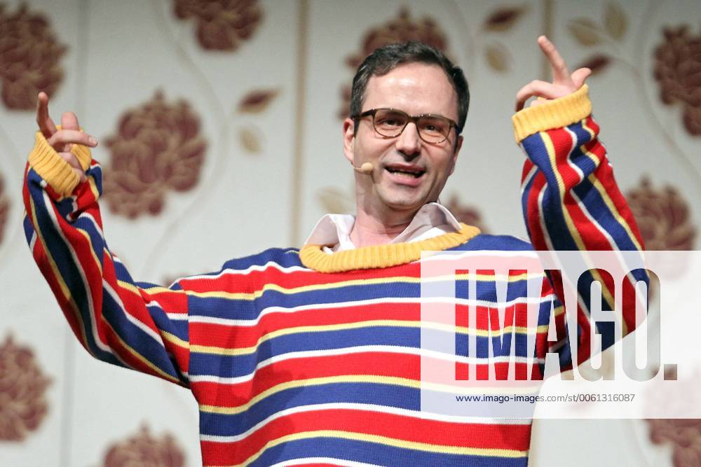 Comedian Kurt Krömer. Comedian Kurt Krömer ( bürgl. Alexander Bojcan ) während eines Auftrittes im Rahmen seiner Abschied! Tour 2014 am 28.03.2014 im 2fach ausverkauften Haus Auensee , Leipzig.