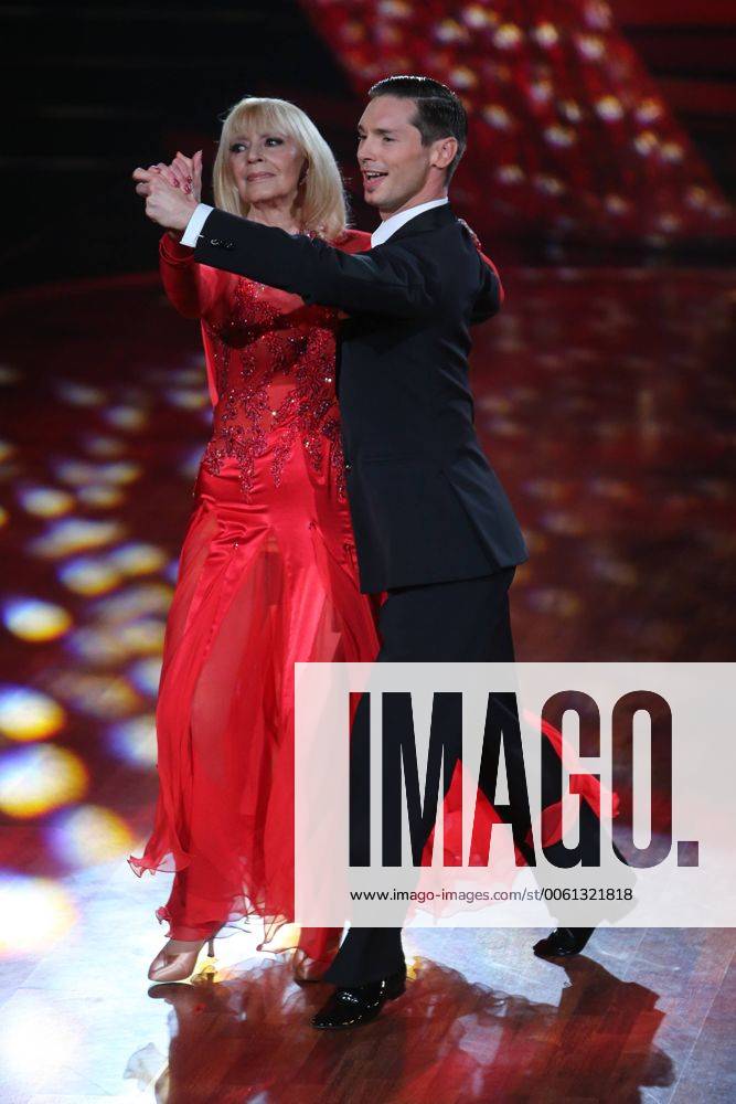 Cindy Berger (Schlagersängerin) und Tänzer Marius Iepure tanzen Langsamer Walzer Leg Deinen Arm um mich , RTL-Live-Show - Let«s Dance 2014, 1. Sendung, 7. Staffel, Köln, 28.3.2014 EP_RRZ