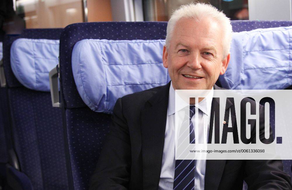Rüdiger Grube, Deutsche Bahn Chef bei der Übergabe des neuen ICE 3-Zuges beim Hauptbahnhof - Berlin am 02.04.2014. BM Dobrindt und Bahnchef Grube bei ICE3 Übergabe in Berlin