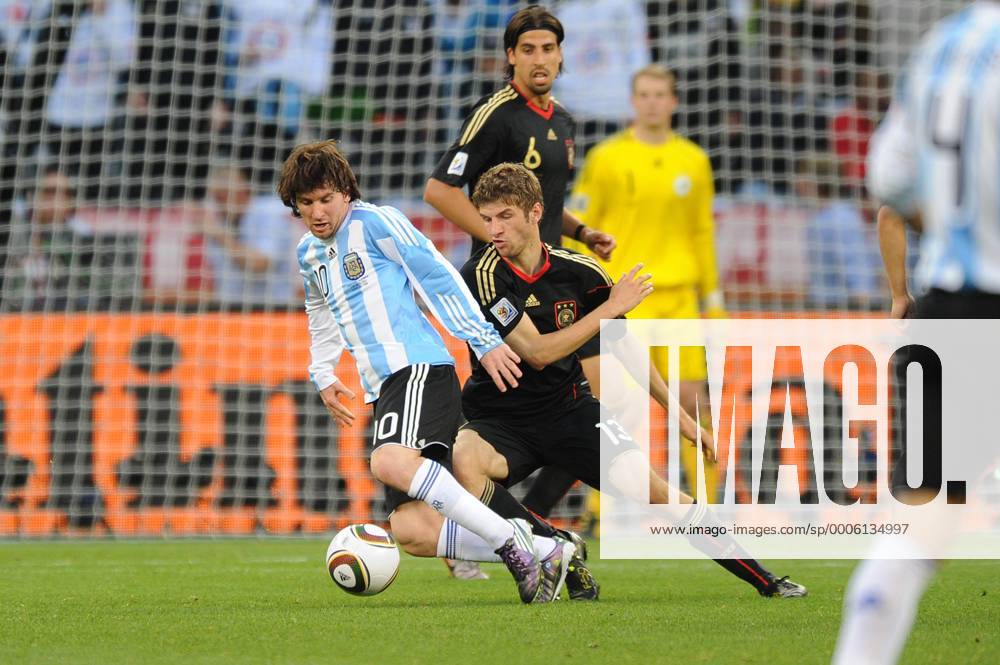 Lionel MESSI li. (ARG) ,Aktion,Zweikampf gegen Thomas MUELLER (GER). Argentinien (ARG)-Deutschland (GER). Viertelfinale,Round of 8,Fifa World Cup 2010