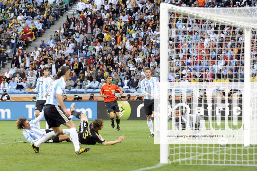 Arne FRIEDRICH Mitte (GER) schiesst das Tor zum 3-0. Argentinien (ARG)-Deutschland (GER). Viertelfinale,Round of 8,Fifa World Cup 2010
