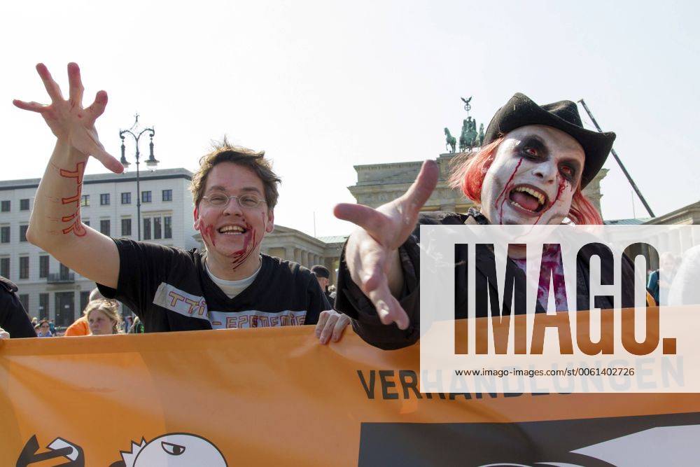 Bruno Kramm und Mitglieder der Piratenpartei protestieren mit einem Zombie-Walk gegen den Vertragsentwurf des Transatlantischen Freihandelsabkommens TTIP. Startpunkt ist der Pariser Platz am Brandenburger Tor. Berlin