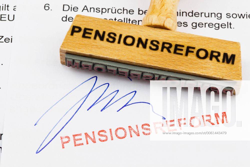 Ein Stempel aus Holz liegt auf einem Dokument. Deutsche Aufschrift: Pensionsreform McPBBO McPBBO