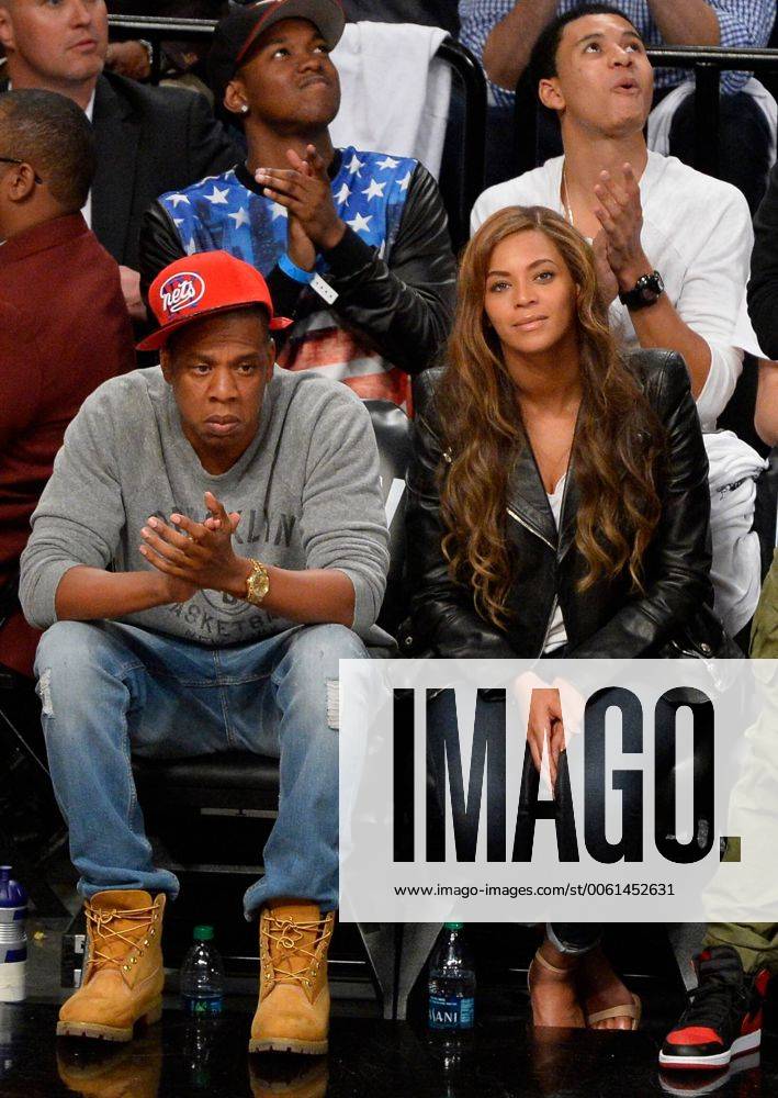 Jay-Z und Beyonce veröffentlichen unangekündigt gemeinsames Album Entertainer and rapper Jay Z looks on with his wife singer Beyonce in the fourth quarter in Game 6 of the Eastern Conference Quarterfinals at Barclays Center in New York City on May 2, 2014. The Nets defeated the Raptors 97-83 to tie the series 3-3 NYP20140502122