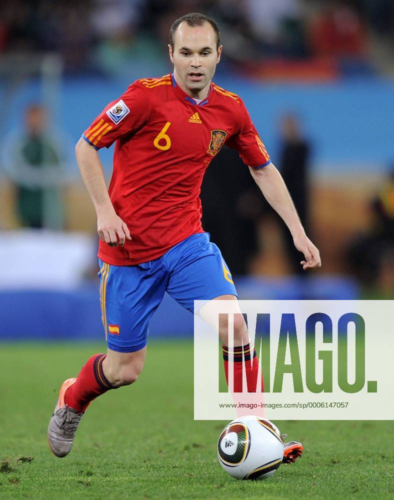 FUSSBALL WM 2010 HALBFINALE 07.07.2010 Deutschland - Spanien Andres INIESTA (Spanien) Einzelaktion am Ball