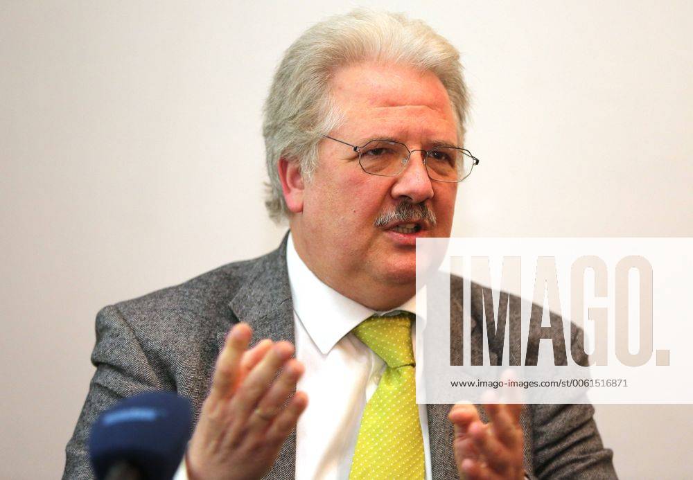 Römische Truppen in Thüringen 09.05.14 , Weimar, Pressekonferenz zu Funden aus der Römerzeit in Hachelbich im Bild: Dr.Ostritz, Präsident des Landesamtes für Denkmalpflege und Archäologie