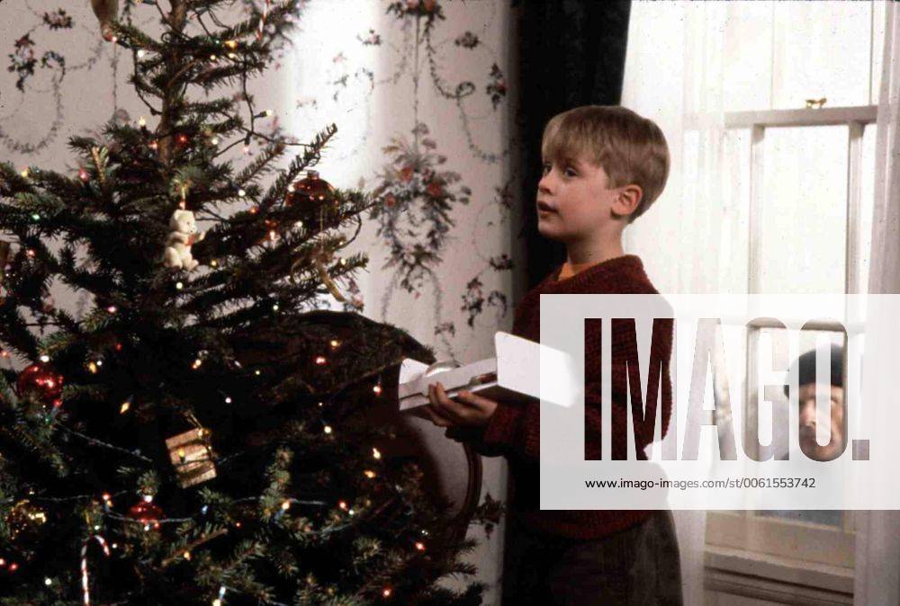 Macaulay Culkin, Joe Pesci Kevin (Macaulay Culkin,l) wurde von seinen Eltern bei der Abreise in die Weihnachtsferien einfach vergessen. Nun verteidigt er das Haus gegen den Einbrecher Harry (Joe Pesci). 1991 UnitedArchives01349100