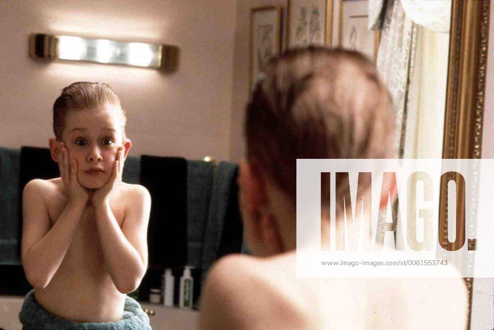 Macaulay Culkin Kevin (Macaulay Culkin) fuehlt sich ganz als Erwachsener. Dazu gehoert auch die morgendliche Rasur .. 1991 UnitedArchives01349101