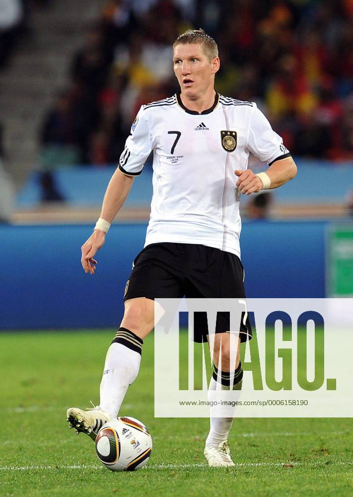 Bastian Schweinsteiger (Deutschland) --- FIFA Weltmeisterschaft 2010 - Halbfinale - Deutschland (weiß) vs Spanien (rot) 0:1 --- giorgioxperottino