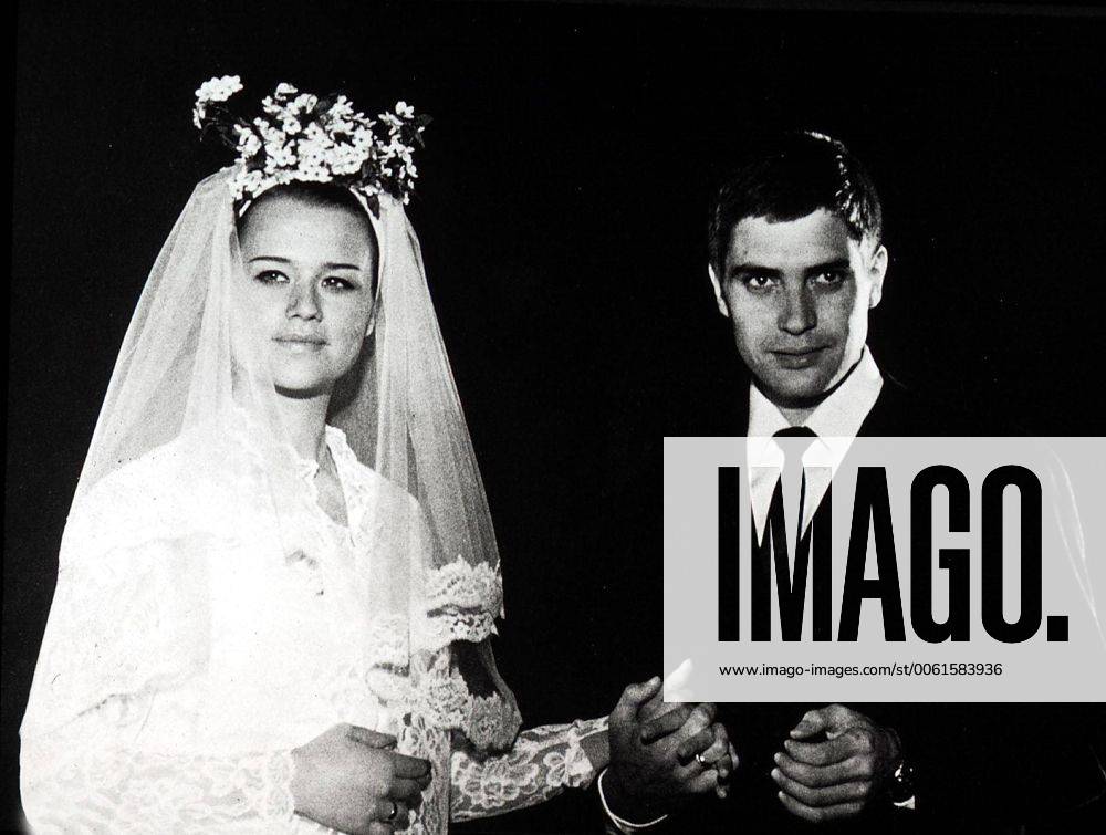 Heidi Stroh, Georg Hauke Die Fotografin Elisabeth (Heidi Stroh) erfuellt sich ihren Traum vom Brautkleid und heiratet den Medizinstudenten Rolf (Georg Hauke). 1966 UnitedArchives01352975