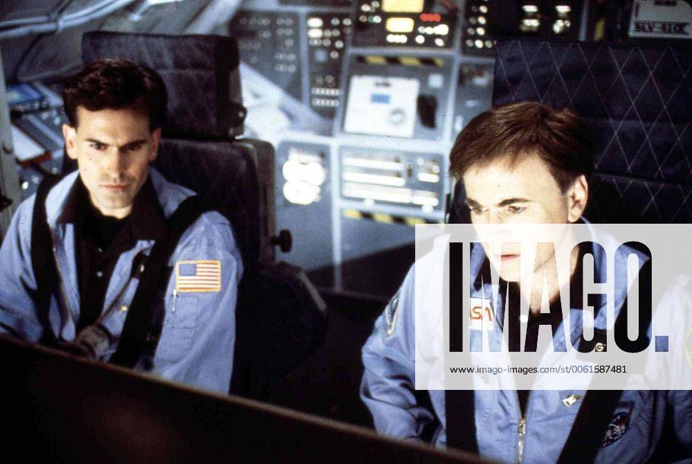 Walter Koenig, Bruce Campbell Dort schluepft aus der Huelle ein gemeiner kleiner ausserirdischer Cyborg. Langsam wird Jason (Walter Koenig, l) und Marty (Bruce Campbell) klar, was sie getan haben. 1989 UnitedArchives01354544