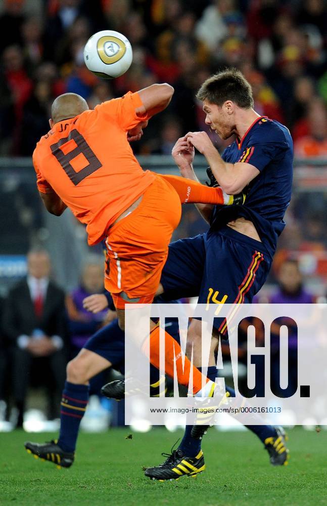 Böser Tritt von Nigel De Jong (NED li.) vs Xabi Alonso (ESP) - - Finale - Soccer City Stadium, Johannesburg - NED vs ESP giorgioxperottino Foulspiel, gefoult, Härte, Kampf, Tritt brutal Brutalität