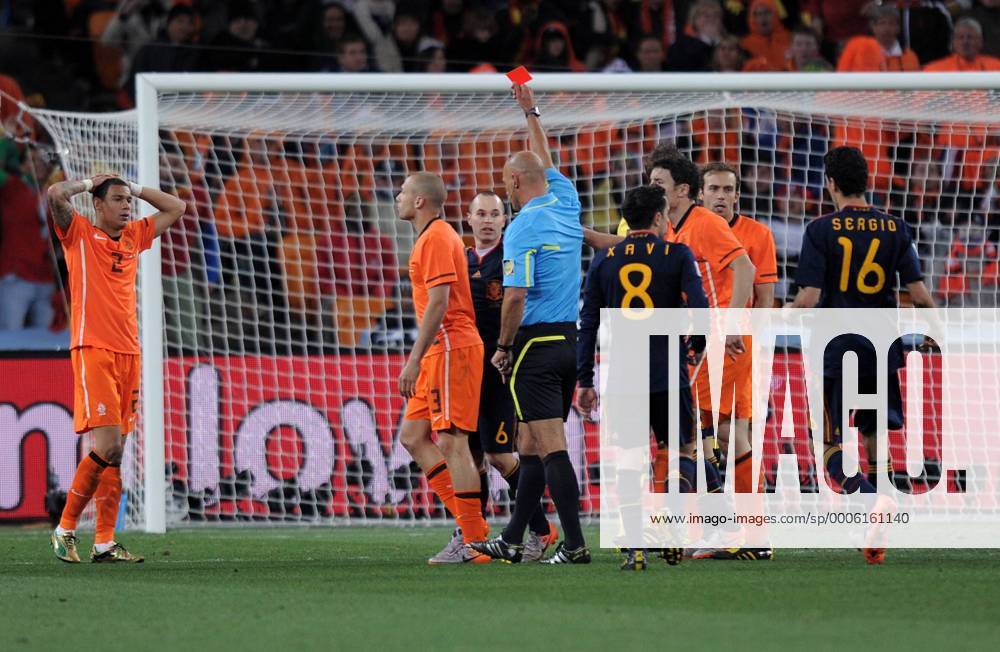 FUSSBALL WM 2010 FINALE 11.07.2010 Holland - Spanien John HEITINGA (2.vl., Holland) sieht von Schiedsrichter Howard WEBB (England) die Gelb-Rote Karte, daneben v.li.: Gregory van der Wiel (NED), Andres Iniesta (ESP), Xavi Hernandez (ESP), Mark van Bommel (NED), Joris Mathijsen (NED) und Sergio Busquets (ESP) o0 Platzverweis