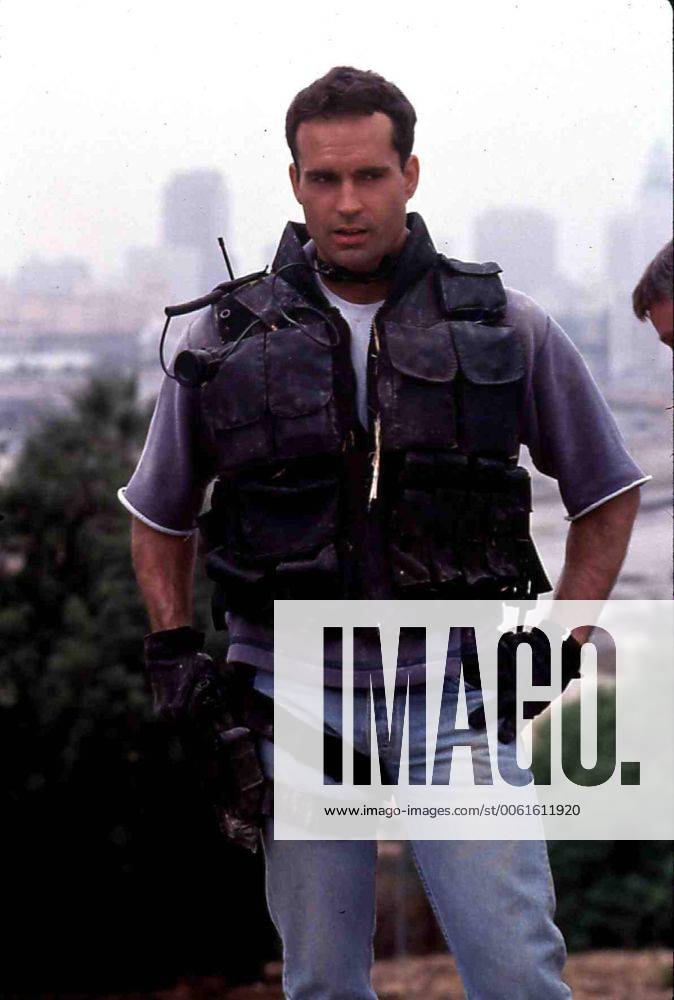 Jason Patric Als Annie Porter erfaehrt, dass ihr Freund Alex Shaw (Jason Patric) ein Elite-Cop fuer Kriseneinsaetze ist, haengt der Haussegen schief. 1997 UnitedArchives01365305