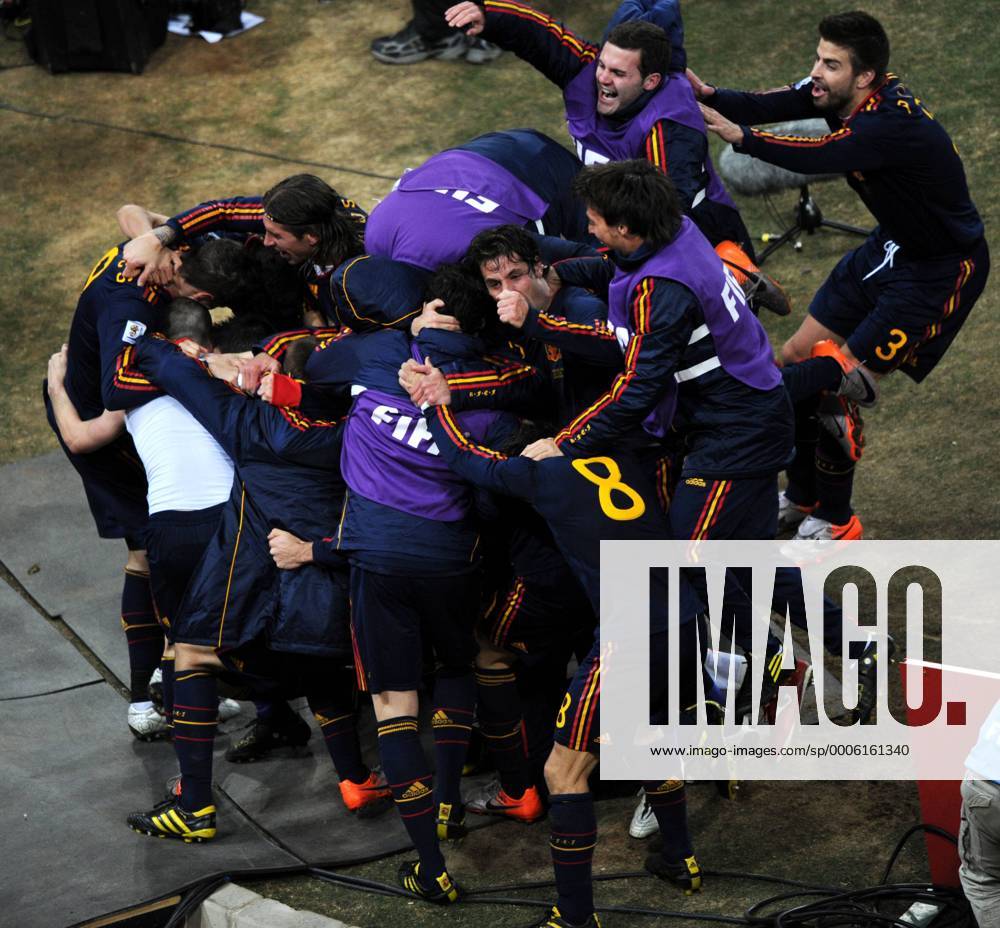 Spain s players celebrate Andres Iniesta s goal during the World Cup final against the Netherlands at Soccer City stadium in Johannesburg o0 Jubel, Freude, Totale