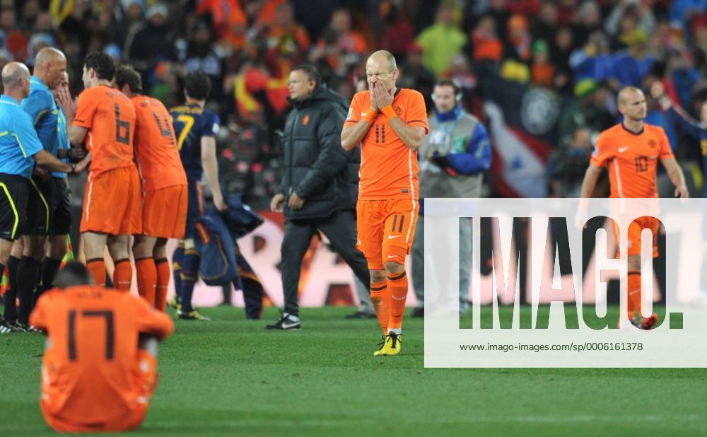 Arjen Robben (C) of the Netherlands reacts after the 2010 FIFA football World Cup final match against Spain on July 11, 2010 at Soccer City stadium in Johannesburg o0 Enttäuschung,