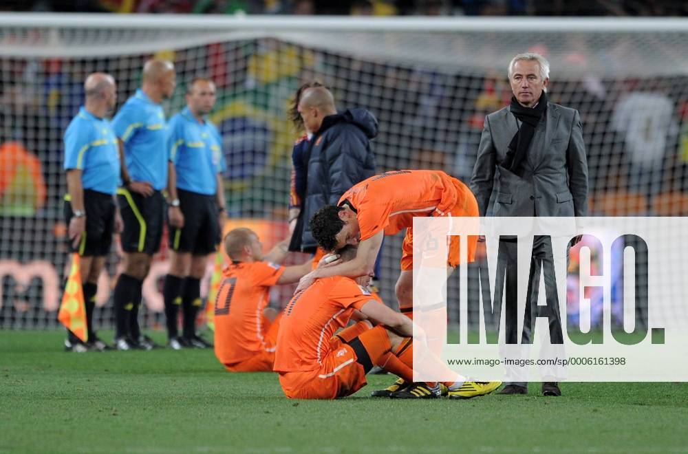 FUSSBALL WM 2010 FINALE 11.07.2010 Holland - Spanien Enttäuschung Arjen ROBBEN, Mark VAN BOMMEL, Trainer Bert van Marwijk (v.li., Holland) o0 Nationaltrainer