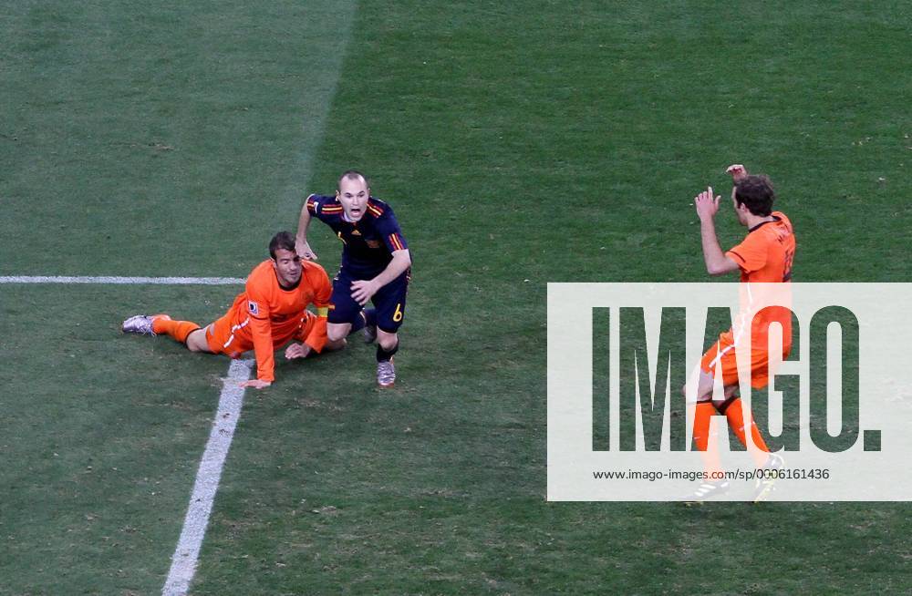 Spain s Andres Iniesta (C) celebrates scoring his sides winning goal against Rafael van der Vaart (L) and Joris Mathijsen (R) of Netherlands FIFA World Cup 2010 Final Netherlands v Spain 11th July, 2010 . o0 Jubel, Freude