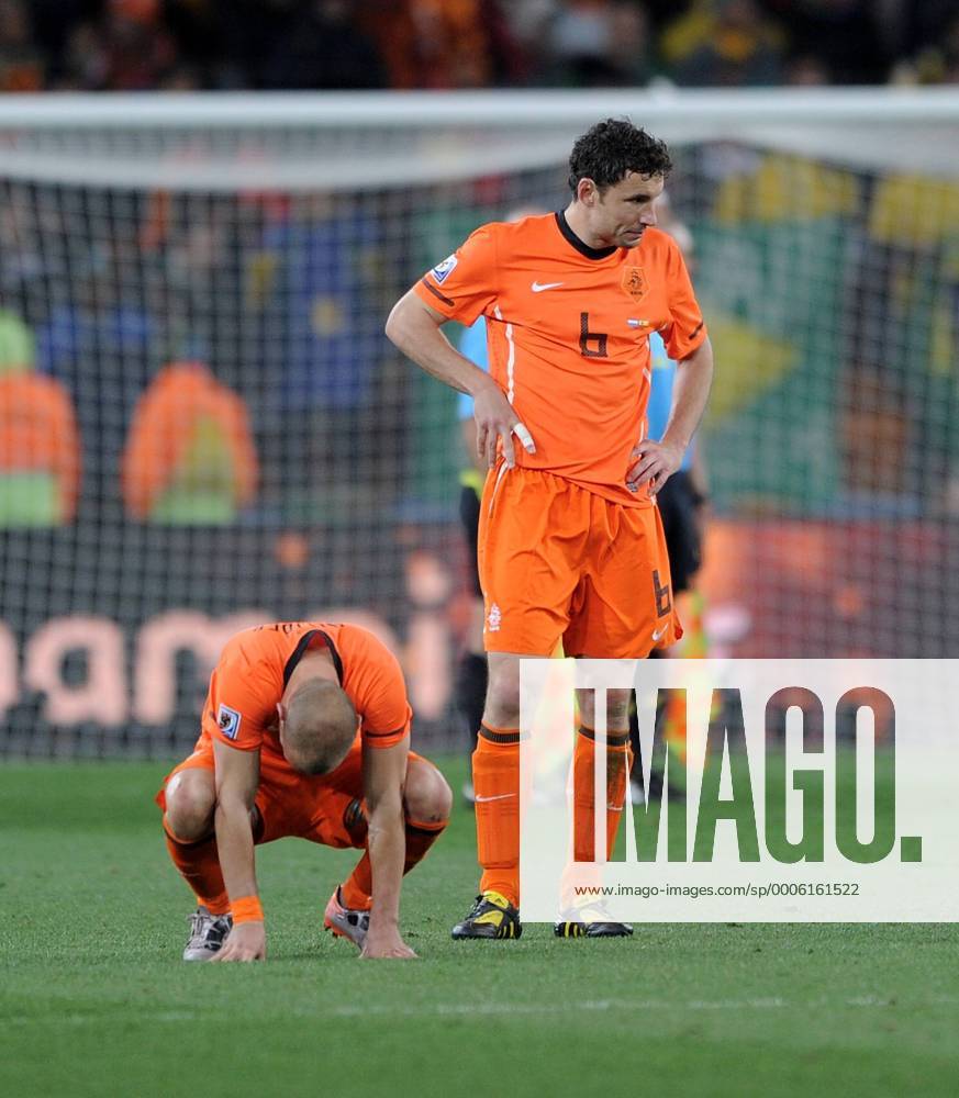 FUSSBALL WM 2010 FINALE 11.07.2010 Holland - Spanien Enttaeuschung Wesley SNEIJDER, Mark VAN BOMMEL (v. li., Holland) -