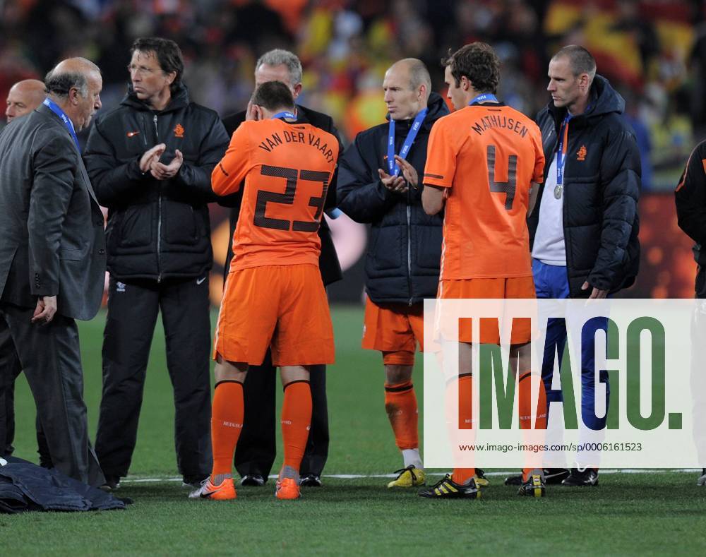 FUSSBALL WM 2010 FINALE 11.07.2010 Holland - Spanien Rafael VAN DER VAART (23), Arjen ROBBEN (3R) und Joris MATHIJSEN (4, alle Holland) zollen Nationaltrainer Vicente del Bosque (Spanien, L) Respekt -