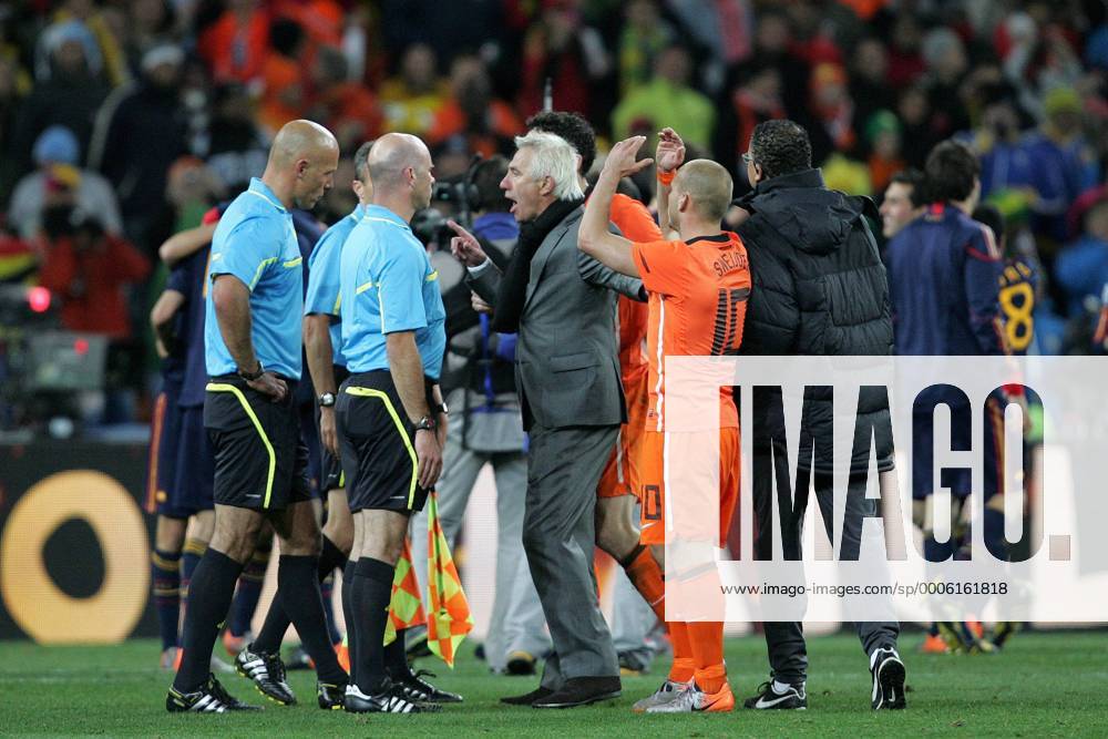 Finale im Soccer-City Stadion in Johannesburg, Niederlande - Spanien. Nach der Niederlage beschimpft Trainer Bert van Marwijk (mitte, NED) den Schiedsrichter Howard Webb (li, GBR). -