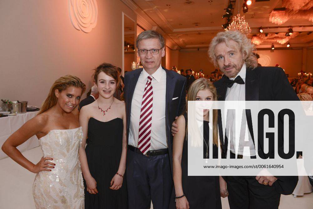 Von links: Sylvie Meis, Karlotta Philippsen; Guenther Günther Jauch, Jule Koehler und Thomas Gottschalk, Rosenball zugunsten der Stiftung Deutsche Schlaganfall-Hilfe, Festveranstaltung in Berlin, 31.05.2014 Poolfoto!