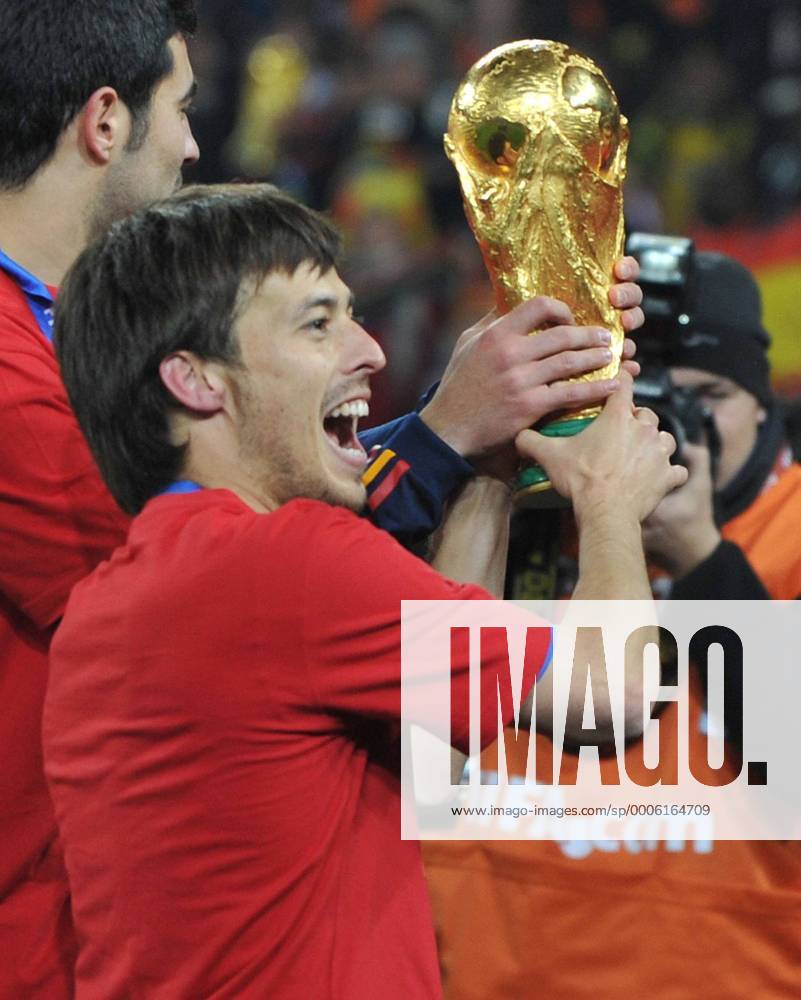 Football - World Cup Finals 2010 Spain v Netherlands ( orange ) 11 07 2010 Final: David Silva (Spain) ,with the World Cup trophy o0 Jubel Freude