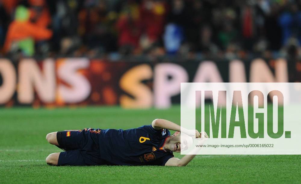 -- Andres Iniesta of Spain celebrates after the World Cup final against the Netherlands at Soccer City stadium in Johannesburg, July 11, 2010. Spain won the match 1-0. --- o0 Einzelbild Jubel Freude Emotionen Bande Schriftzug
