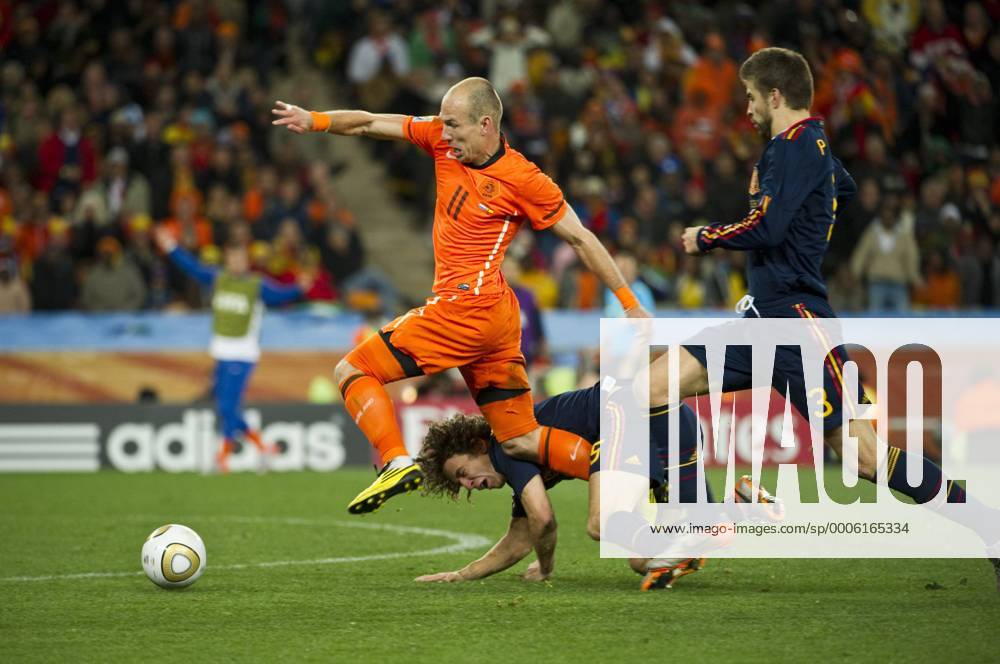 Arjen Robben (NED), Carles Puyol (Mitte), Gerard Pique, (ESP, NED (orange) - ESP (blau) (013737)
