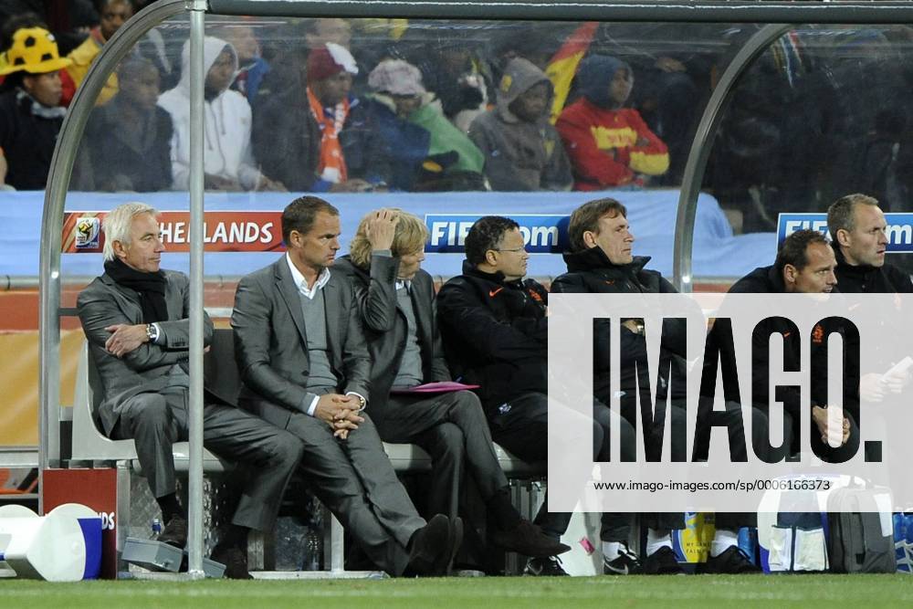 Johannesburg - FIFA World Cup 2010 - Finale - Holland (orange) vs Spain (blue) 0:1 n.V. --- Nationaltrainer Bert Van Marwijk, Co Trainer Frank de Boer und Teammanager Hans Jorritsma (v.li.) o0 Funktionär