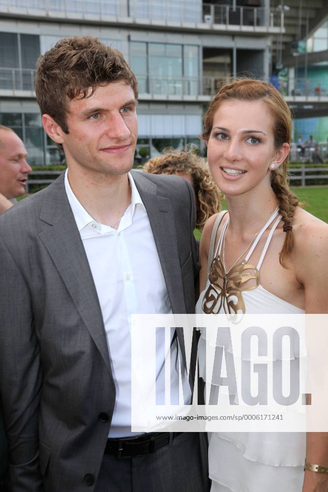 Thomas Müller (Deutschland FC Bayern München) und seine Ehefrau Lisa bei der Media Night des CHIO, dem Weltfest des Pferdesports, am 13.07.2010 in Aachen --- o0 privat Familie Frau Spielerfrau