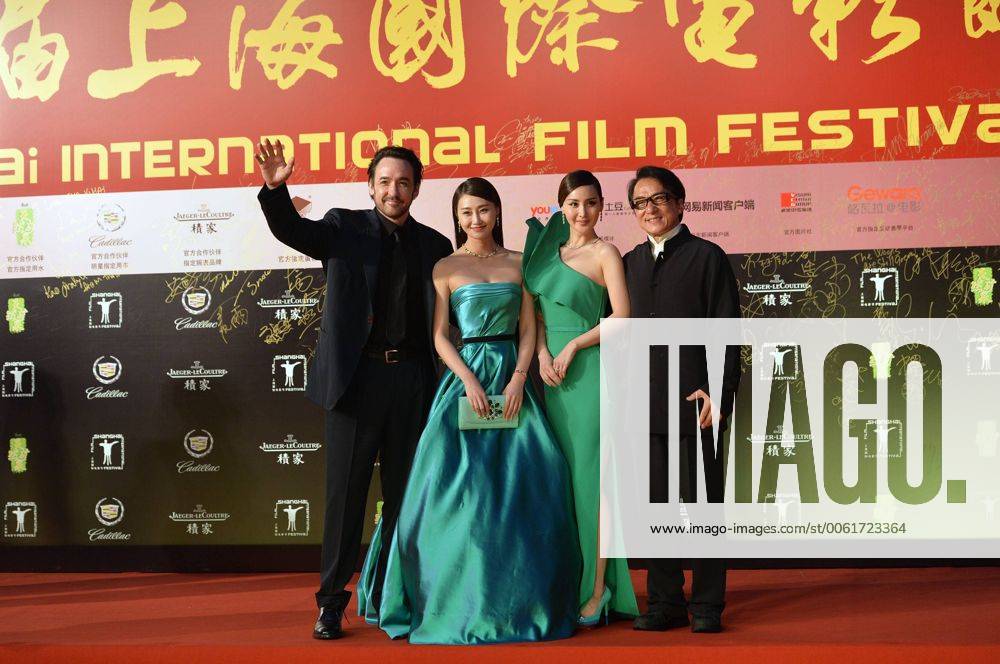 (CHINA OUT) John Cusack (L) and Jackie Chan (R) walk the red carpet at the 17th Shanghai International Film Festival (SIFF) on June 14, 2014 in Shanghai, China. CFPpremiumd 20042934