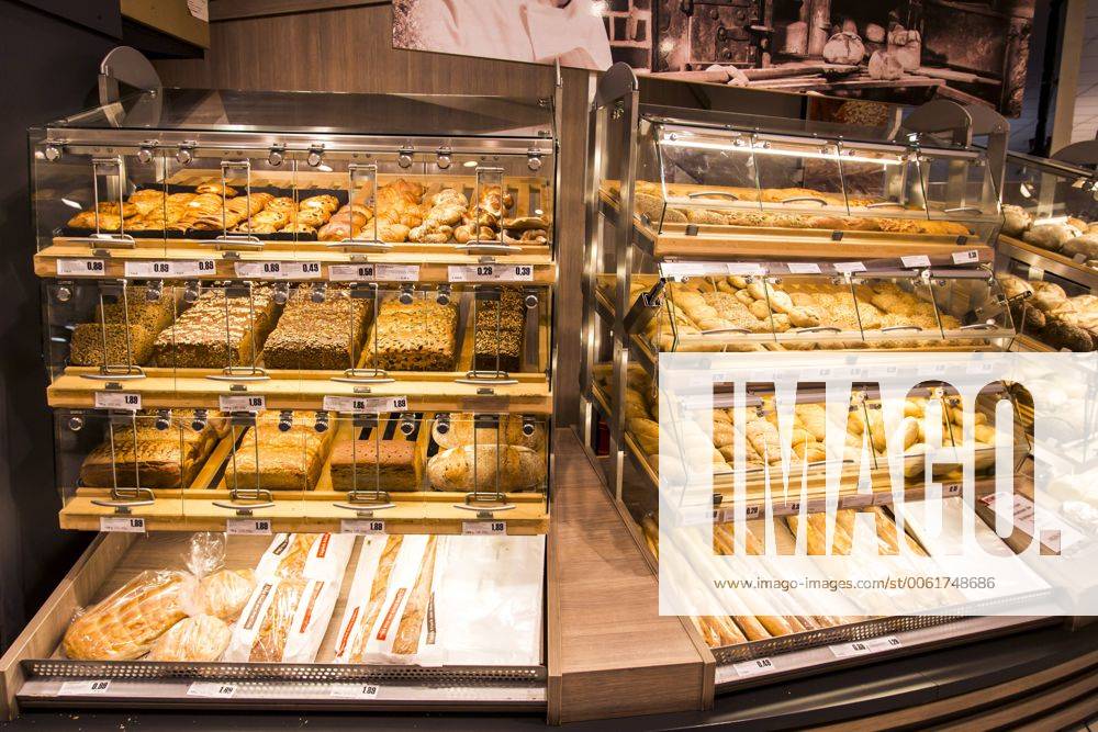 Supermarkt, Regal mit verschiedenen Produkten, Backtheke, selbstbedienungs Bäckerei, Brot, Kuchen,
